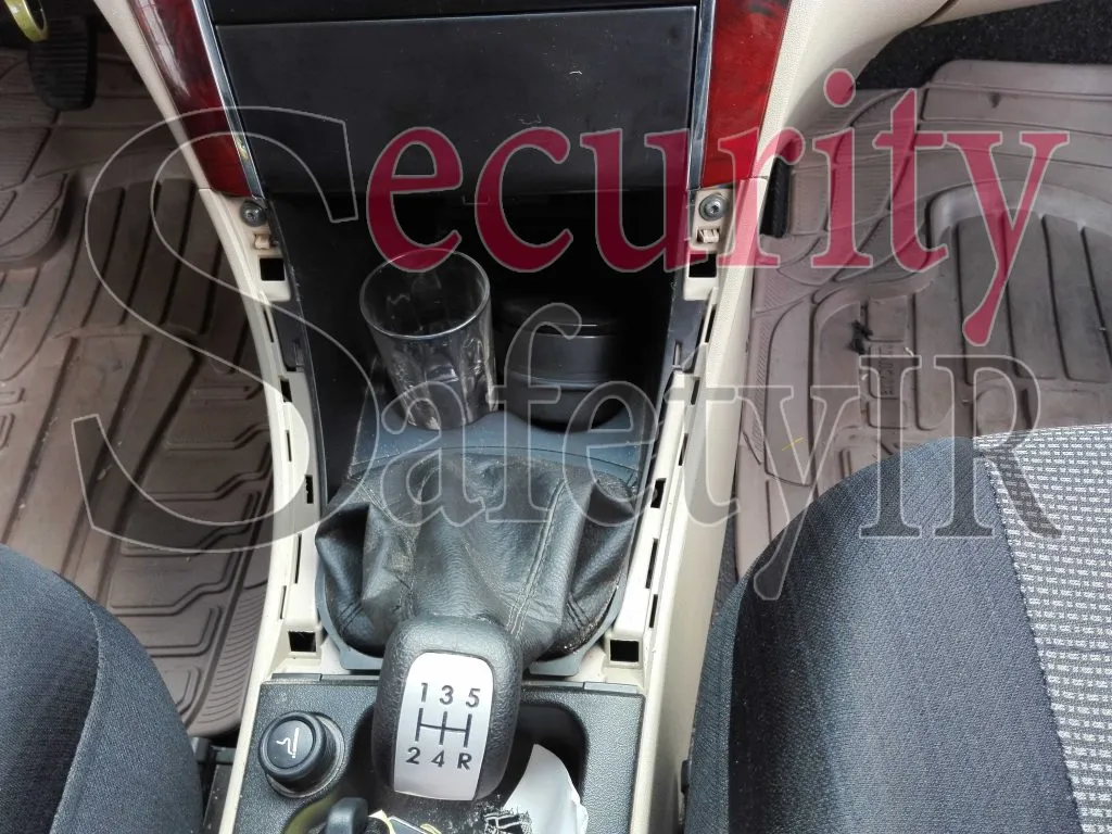 ابتدا قسمت پایین، کنار دنده را باز نمایید.